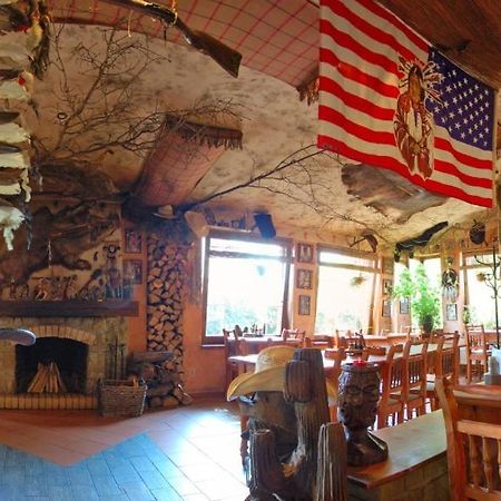 Restaurant A Penzion Steak Station パルドゥビツェ エクステリア 写真