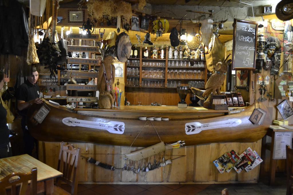 Restaurant A Penzion Steak Station パルドゥビツェ エクステリア 写真