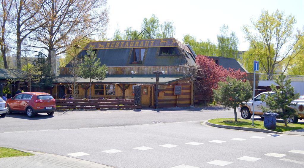 Restaurant A Penzion Steak Station パルドゥビツェ エクステリア 写真