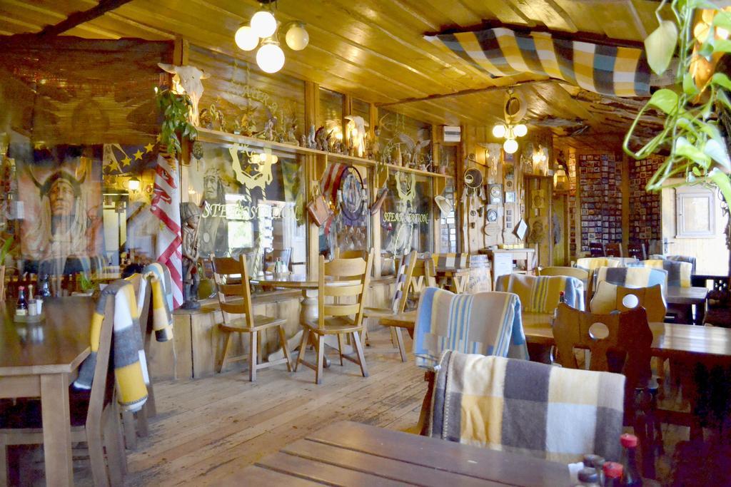 Restaurant A Penzion Steak Station パルドゥビツェ エクステリア 写真