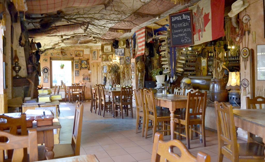 Restaurant A Penzion Steak Station パルドゥビツェ エクステリア 写真