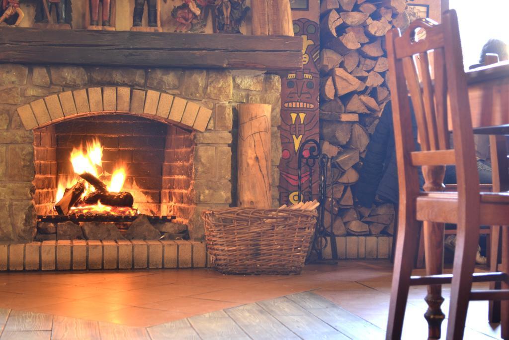 Restaurant A Penzion Steak Station パルドゥビツェ エクステリア 写真