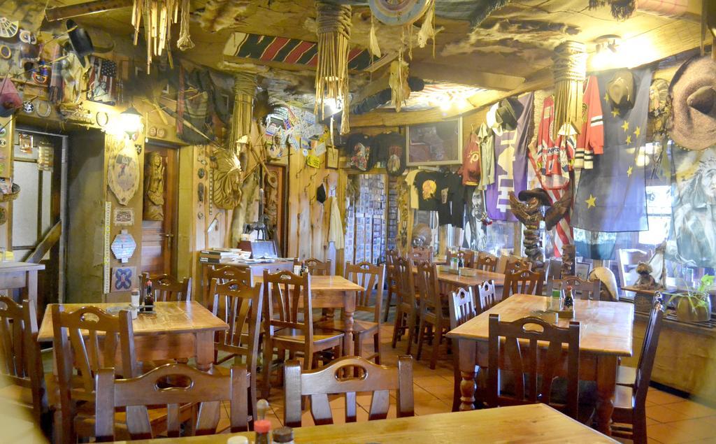 Restaurant A Penzion Steak Station パルドゥビツェ エクステリア 写真