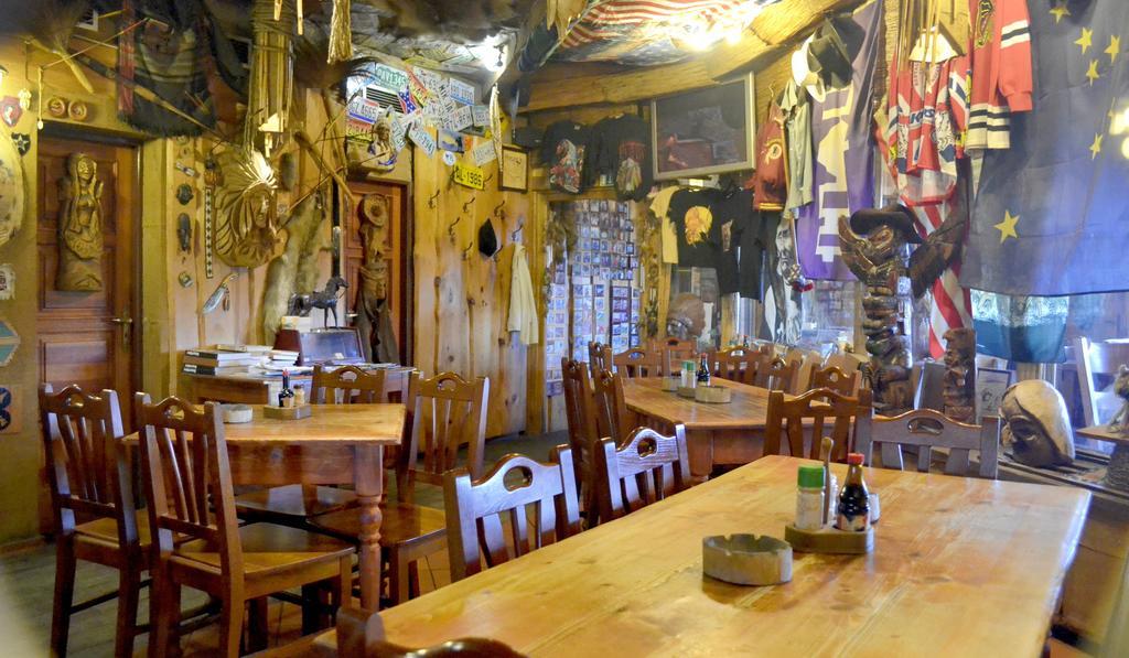 Restaurant A Penzion Steak Station パルドゥビツェ エクステリア 写真